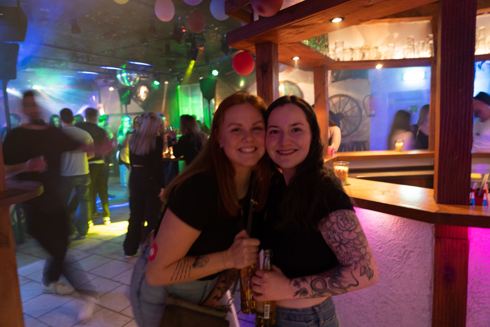 Zwei Gäste lachen auf der Tanzfläche