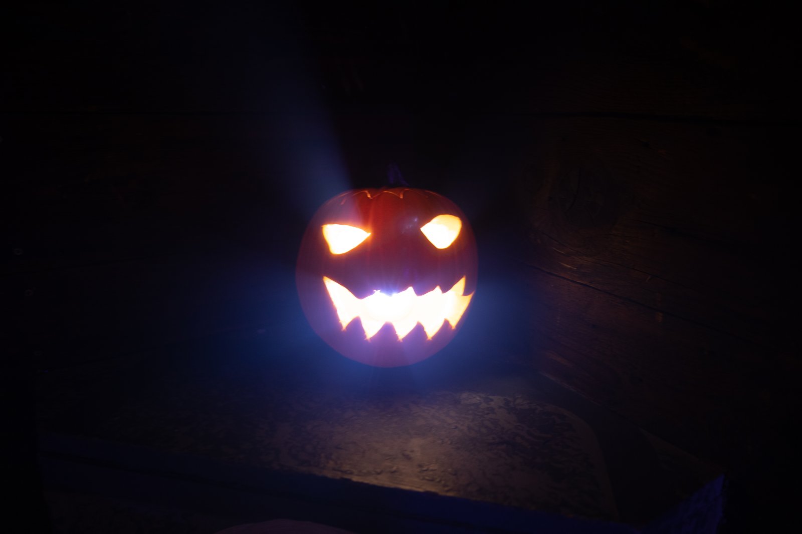 Leuchtender Kürbis an Halloween